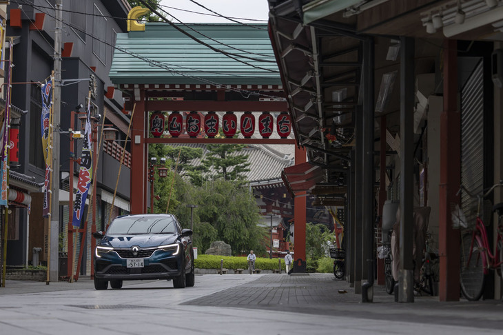 2022年12月に発売された「ルノー・アルカナ」の新グレード「R.S.ライン マイルドハイブリッド」。1.3リッター直4ターボエンジンと、BSGと呼ばれる補助モーター、12Vリチウムイオンバッテリーで構成されるマイルドハイブリッドシステムの採用がセリングポイントだ。