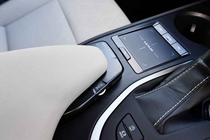 ユニークなデザインの、インフォテインメントシステムの操作スイッチ。オーディオはアームレスト（写真左下）に手のひらを置いたまま操作できるようになっている。