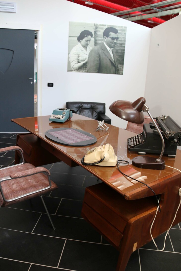 一角にはフェルッチョと妻アンニータの写真が。