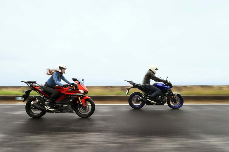 那覇の市街地を抜けると交通量は少なくなり、快適なツーリングを楽しめる。ただし、沖縄の道路はぬれると滑りやすいため注意が必要だ。