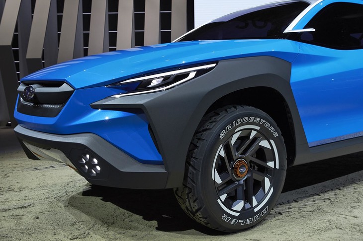 タイヤはブリヂストンの「デューラー」。タイヤのサイドウオールまで延長されたホイールの意匠が特徴的。