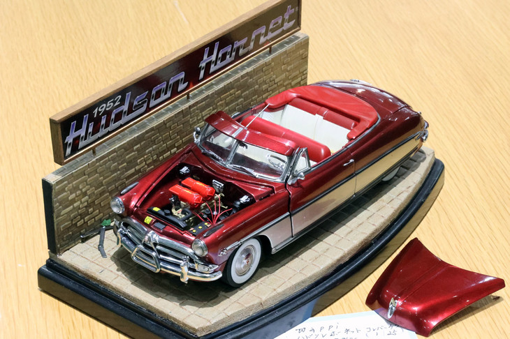 メビウスモデルの1/25「ハドソン・ホーネット コンバーチブル」。ドアとトランクリッドを開閉式にして、エンジンはプラグコードを付加したくらいとのことだが、とても丁寧に仕上げられた作品。ツートーンのメタリック塗装の色合い、ツヤも見事だ。