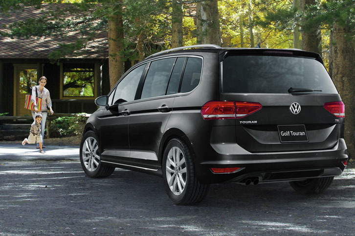 「ディープブラックパールエフェクト」のボディーカラーをまとった「ゴルフトゥーランTSIコンフォートライン テックエディション」。パワーテールゲートを標準装備する。