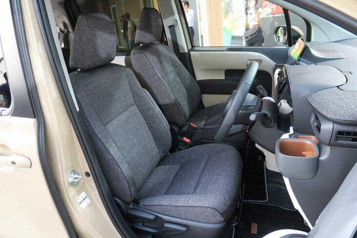 トヨタ・シエンタ ハイブリッドZ E-Four 5人乗り（1列目シート）
