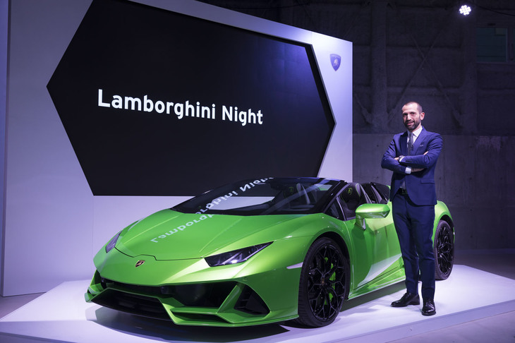 「Lamborghini Night 2019」で登壇した、ランボルギーニ・ジャパンのカントリーマネージャー、フランチェスコ・クレシ氏。日本での販売状況とともに、新たな取り組みとして、2020年に自分だけの一台をつくり上げることのできるアド・ペルソナム専用のスタジオ「ランボルギーニ・ラウンジ東京」をオープンすることも発表された。