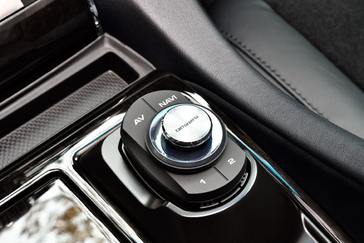 付属のスマートコマンダーはセンターコンソールに専用ホルダーで装着されていた。地図スケールをダイヤルで切り替えられるのが便利。
	 