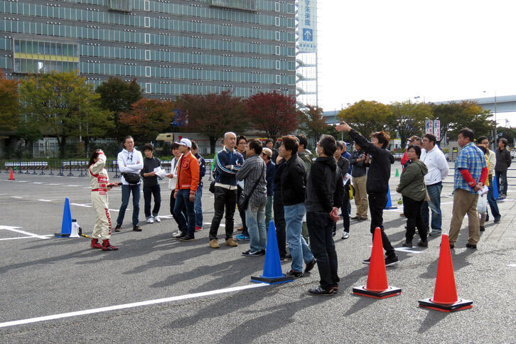 まずは参加者全員で、慣熟走行ならぬ慣熟歩行。インストラクターの先導に従い、徒歩でコースを確認する。