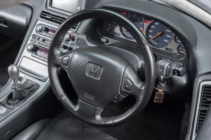 ディンプル加工が施されたレザーステアリングホイールは経年劣化（？）でツルツルだった。クルーズコントロールのボタンに「RESUME」と並んで「加速」と書かれているところに味わいがある。