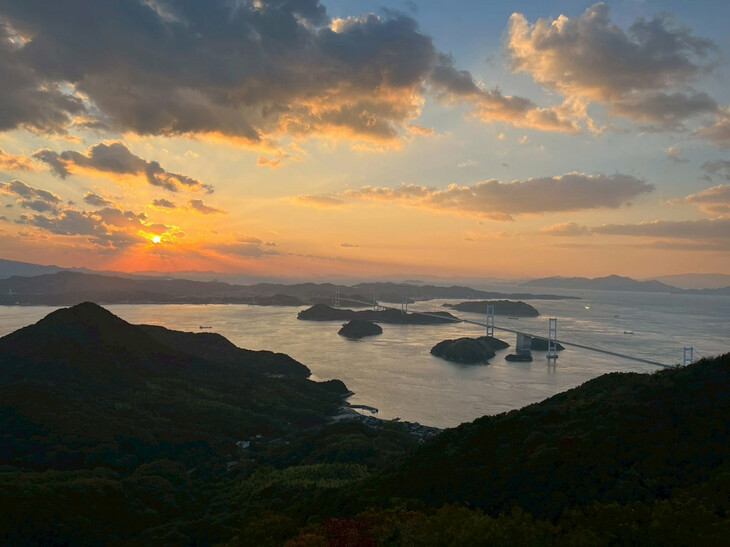 瀬戸内しまなみ海道の大島にある亀老山展望公園からの夕日と来島海峡大橋。ここをサイクリングしました！（渡辺）