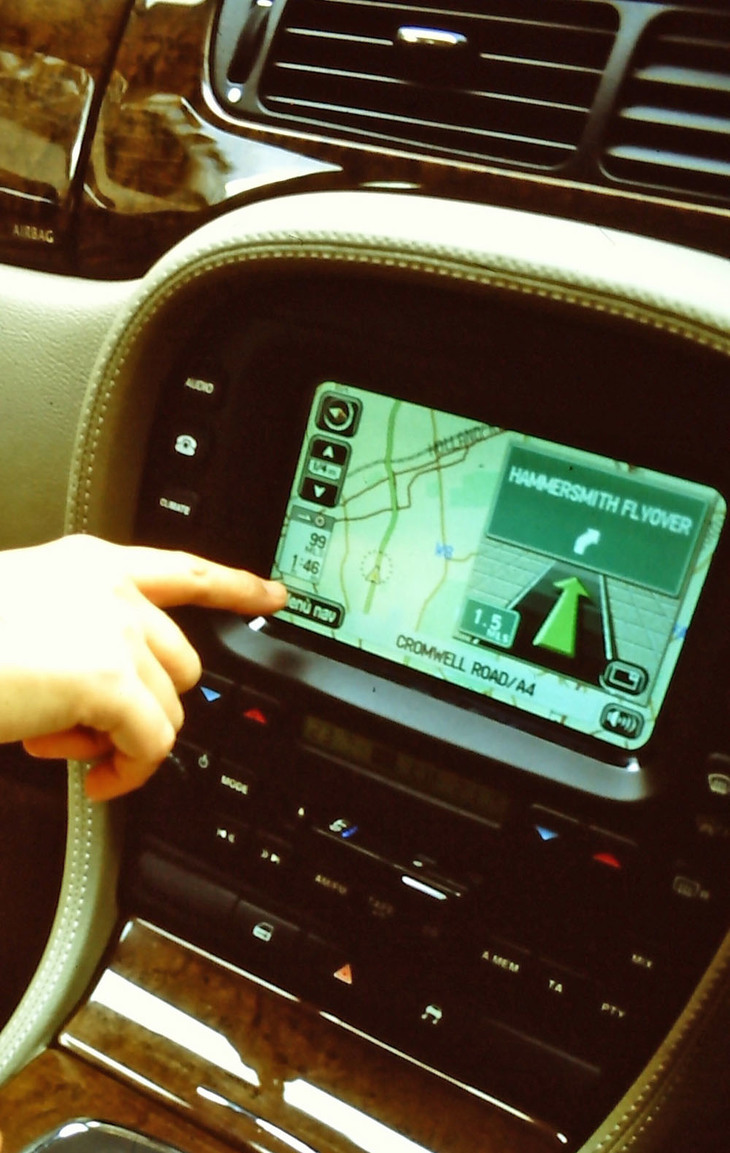 「ジャガーSタイプ」のナビシステムはデンソー製であった。2002年9月に撮影。