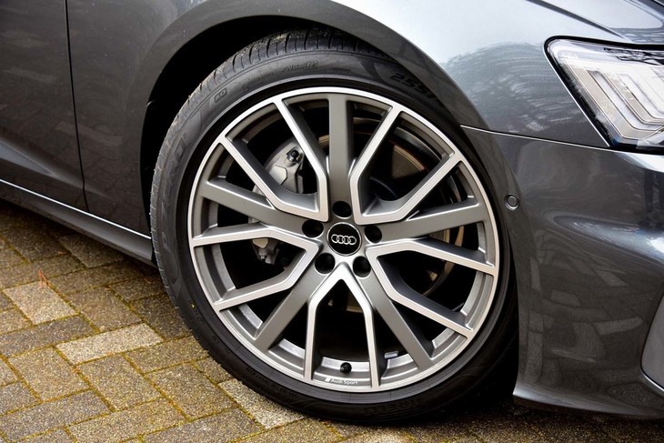 「Sラインパッケージ」装着車には19インチのタイヤ＆ホイールが装備されるが（標準は18インチ）、テスト車はさらに大きな20インチを履いていた（オプション）。