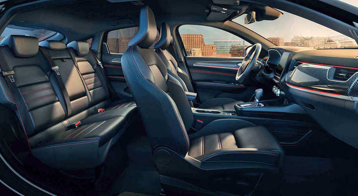 スポーティーなシートが組み合わされるインテリア。写真は欧州仕様車のもので、日本仕様車は右ハンドルとなる。