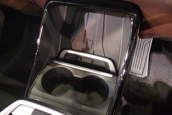 218iアクティブツアラー エクスクルーシブ（スマートフォン無接点充電器）