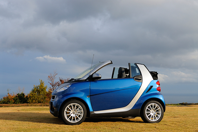 「スマート・フォーツー カブリオ」
	時計会社のスウォッチとダイムラー・ベンツが組んだ合弁会社が作ったマイクロカーが「スマート」。1997年にクーペが発売され、ラインナップを拡大。映画に登場するのは2代目のオープンモデル。