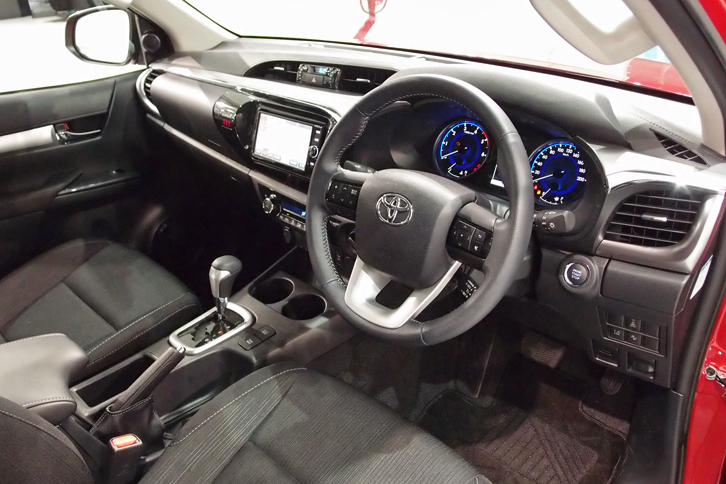 インテリアカラーはブラックが基調。シルバーのアクセントでドレスアップされている。