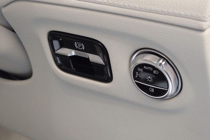 メルセデス・ベンツEQS580 4MATIC SUVスポーツ（ヘッドランプスイッチ／サイドブレーキスイッチ）