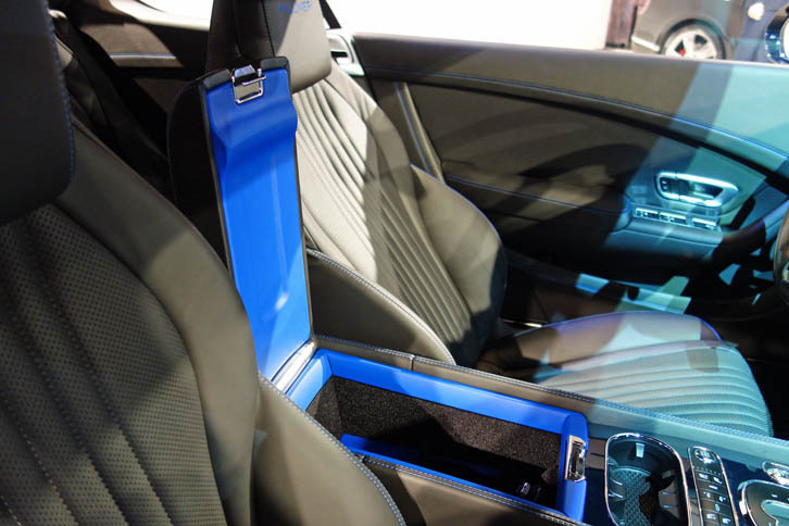 インテリアにはヒドン・デライト仕様を採用。収納の内部などにクラインブルーのアクセントが施される。