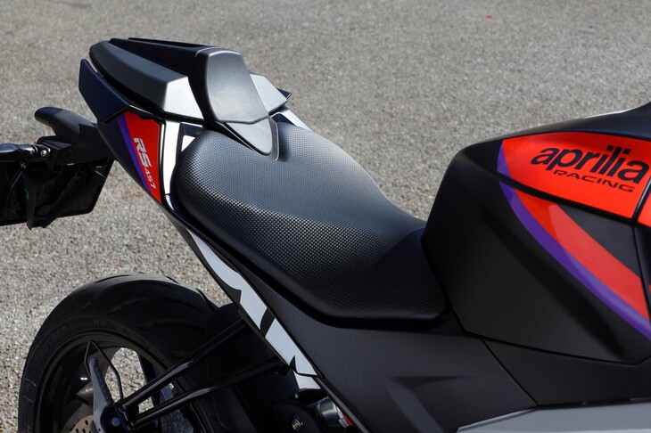 シート高は、フルカウルのスポーツモデルとしては親しみやすい800mm。試乗車にはオプションで用意されるローシートや、パッセンジャーシートカバーが装備されていた。