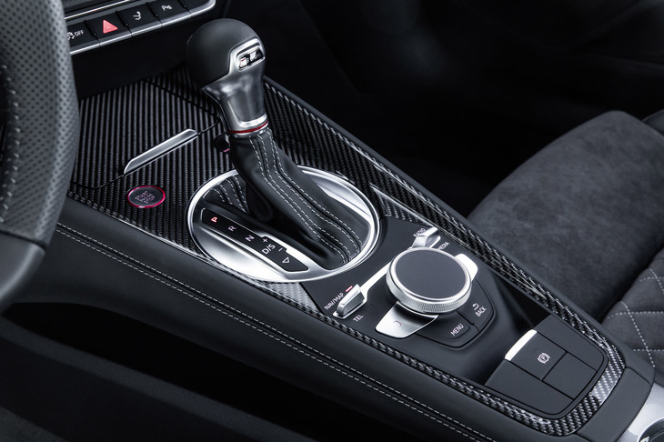最新の「アウディTTS」には、7段のデュアルクラッチ式ATが搭載される。シフトレバーの手前に見えるのは、インフォテインメントシステムのスイッチ群。