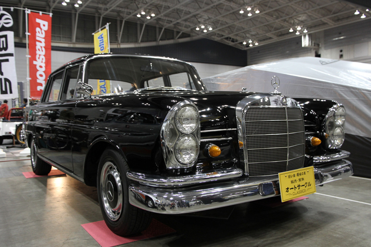 1967年「メルセデス・ベンツ230S」。テールフィンを持つスタイリングから、通称ハネベンと呼ばれるメルセデス111系の最終型である。ウエスタン自動車（ヤナセ）により正規輸入された、内外装ともフルオリジナルを保ったワンオーナー車で、コンディションも極上。オートサークルのブースにて。