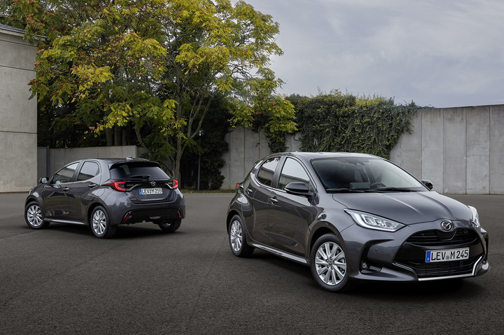 2021年12月に発表された欧州向けの「マツダ2ハイブリッド」は、なんとトヨタからのOEM製品。「トヨタ・ヤリス ハイブリッド」の鼻先にマツダのエンブレムが付いたものだった。