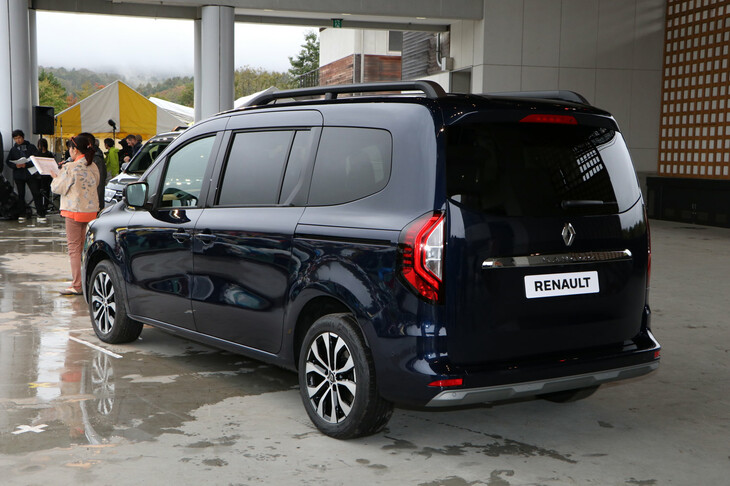 「ルノー・グラン カングー」のリアスタイル。展示車は普通のテールゲート仕様だが、もちろんダブルバックドア仕様もある。参加者の反応のよさを見て、フランスのカングー担当者が参加者たちに「どっちの後部ドア仕様が欲しいですか？」と尋ねるシーンも……。