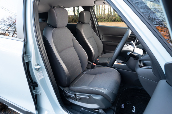 「クロスター」のシート表皮は、はっ水ファブリックとプライムスムース（合成皮革）の組み合わせ。色はブラックのみの設定となる。