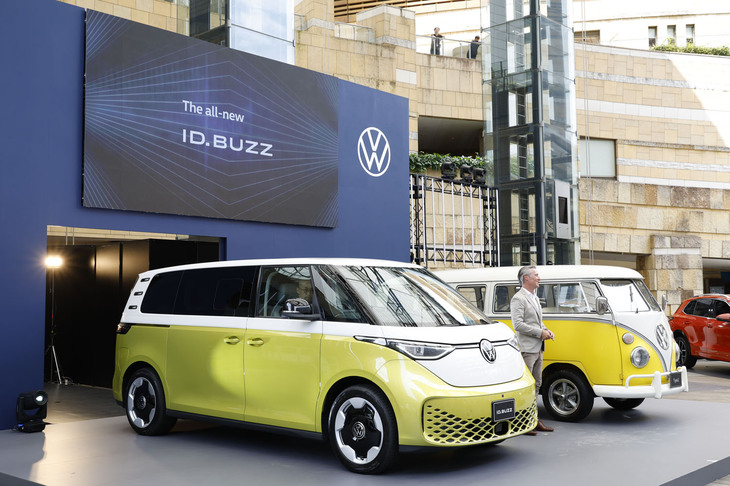 「ID.Buzz」を紹介するフォルクスワーゲン ジャパンのフォルクスワーゲンブランドディレクター、イモー・ブッシュマン氏。