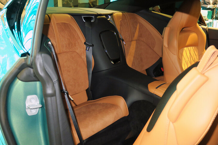 アストンマーティンDB12（リアシート）