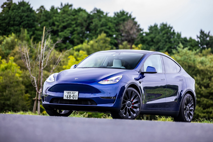 2022年6月に日本導入が発表されたテスラの新型EV「モデルY」。クーペライクなSUVフォルムが特徴で、先に登場したSUV「モデルX」よりもひとまわりコンパクトなサイズになっている。