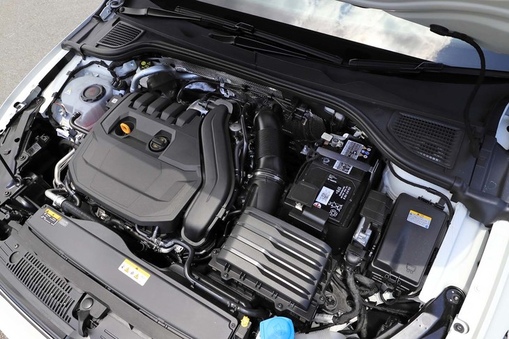 「eTSI Rライン」のフロントに積まれる最高出力150PS、最大トルク250N・mの1.5リッターターボエンジン。1リッターモデルにはないエンジンカバーが付いている。