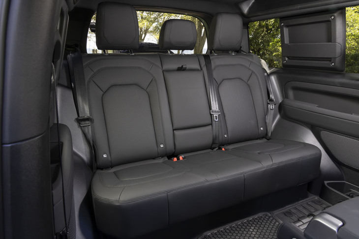 「90」シリーズのリアシートは3人掛け。着座位置は低めに設定されており、頭上には十分な余裕がある。背もたれには40：20：40の分割可倒機構が備わっているため、積載物に合わせてシートアレンジが可能だ。