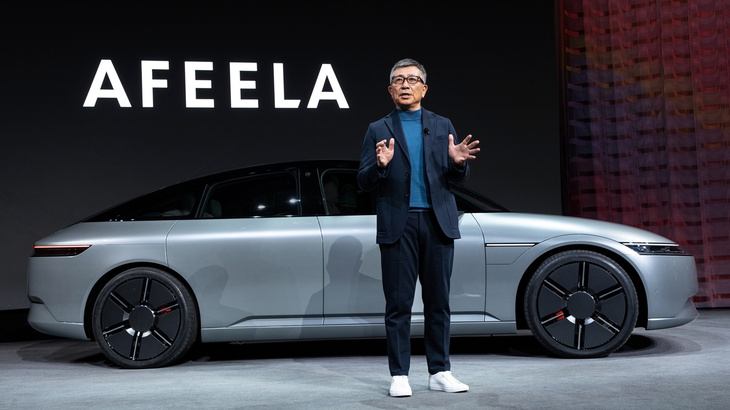 「CES 2023」のプレスカンファレンスにおいて、新ブランド「AFEELA（アフィーラ）」と新型EVのプロトタイプを発表するソニー・ホンダモビリティの水野泰秀会長兼CEO。