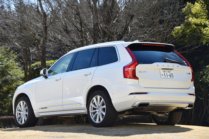初代のデビューから数えて12年ぶりの新型の登場であり、さらに初公開が2014年のパリサロンであったこともあって、随分と待たされた気がする2代目「XC90」。日本では2016年1月27日に発売された。