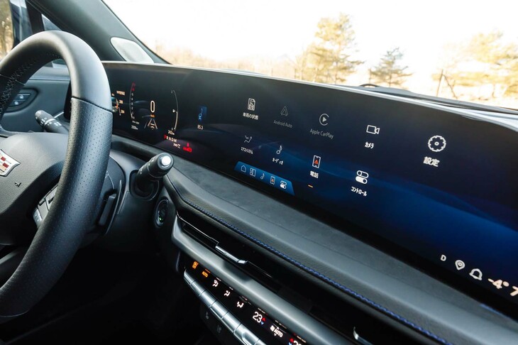 9K解像度の「33インチアドバンストカラーLEDディスプレイ」。「エスカレード」では運転席前のディスプレイが独立していたが、「XT4」ではご覧のとおり、完全な“一枚もの”となった。