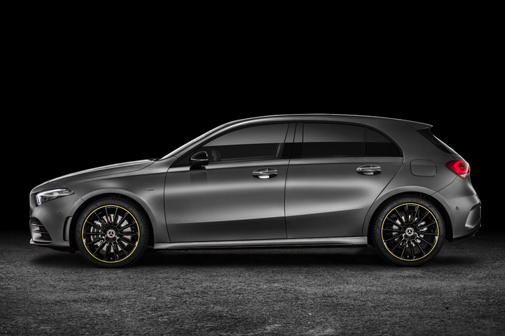 ゴテゴテとしたプレスラインを廃したサイドビュー。ガラスエリアの形状などに、先代モデルの面影を感じる。