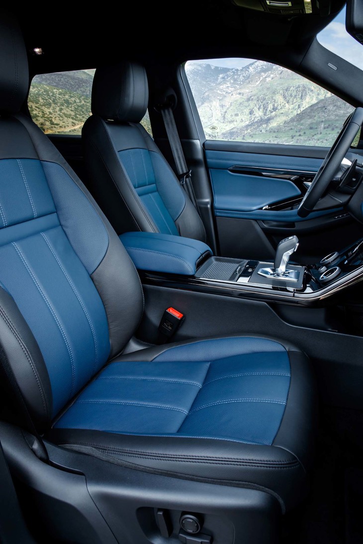 テスト車には鮮やかなブルーのレザーシートが装着されていたが、このほかにもウールの混紡素材やスエードクロス、さらにはペットボトルからのリサイクル素材など、多彩な表皮がラインナップされている。