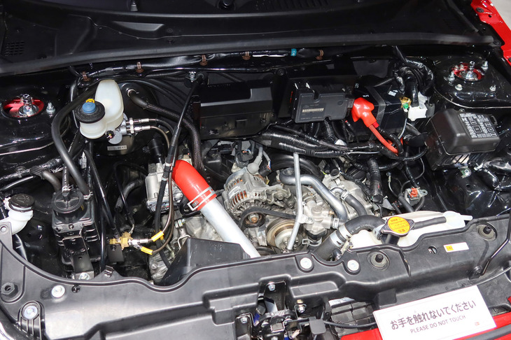 今回提案されたパワーユニットは、軽商用車用の3気筒ターボエンジン。傾斜させてエンジンルーム後方に搭載することで、低重心化と前後重量配分の最適化（50：50）を目指すという。写真はテスト車「K-OPENランニングプロト」のエンジンルーム。