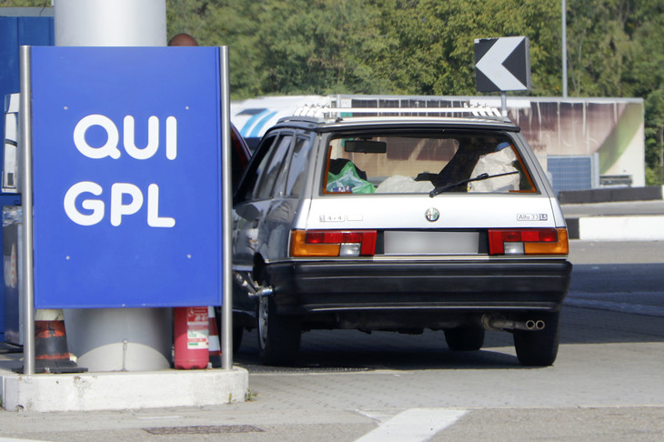 【写真A】LPGスタンドで目撃した「アルファ・ロメオ33ステーションワゴン4×4」。 四半世紀以上前のモデルだが、黒々とした樹脂製バンパーに、オーナーの愛情が感じられる。