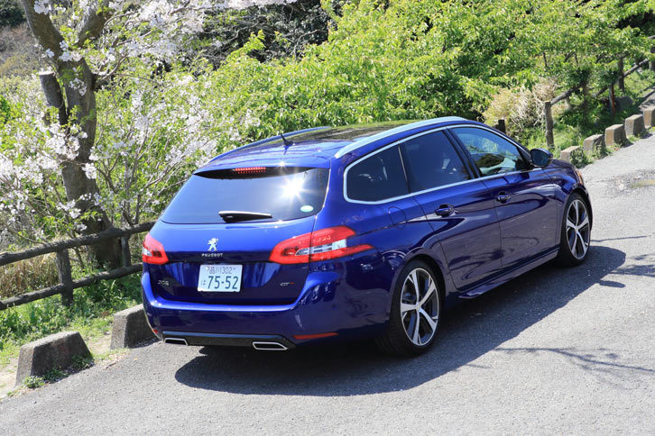 プジョーのCセグメントワゴン「308SW」。日本での発売は2014年秋のことで、2016年7月にディーゼルモデルが導入された。