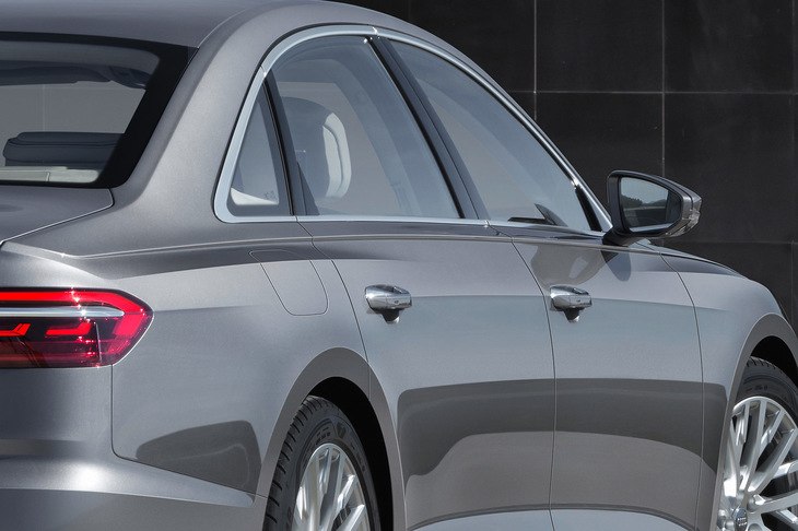 「A8」のショルダーまわりを見ると、まずドアウィンドウのすぐ下に1本のプレスラインがあり、前後のドアハンドルとリアコンビランプをつなぐラインに1本、さらに前後のフェンダー上部にも、ふくらみを強調するようにプレスラインが走っている。場所によっては、狭い範囲に3本ものプレスラインが重なっているのだ。