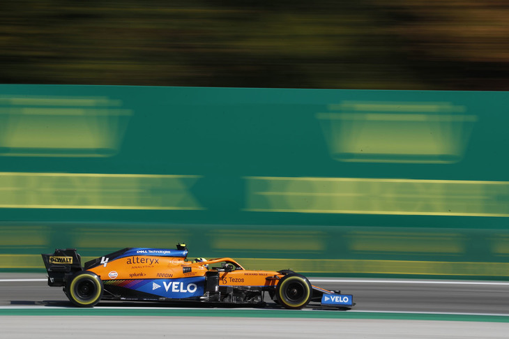 3番グリッドからスタートしたノリス（写真）は、自身最高の2位フィニッシュ。今季は成長目覚ましく、ハンガリー、ベルギーを除く全戦でポイントを獲得するなどチームをけん引していたが、好調だったイタリアではチームメイトのリカルドに勝利を持っていかれてしまった。それでも悔しい顔を見せず、「次のチャンスがあるさ」と、素直にマクラーレンの1-2フィニッシュを喜んでいた。（Photo=McLaren）