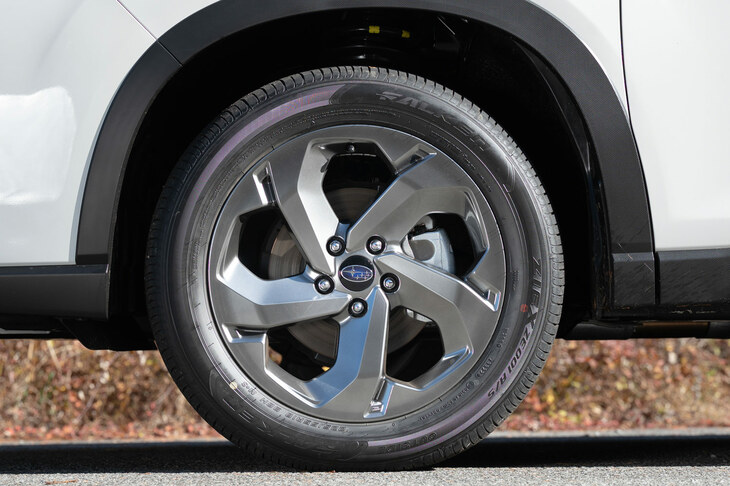 「スバル・フォレスター」のタイヤサイズは225/60R17ないし225/55R18。いっぽう競合他車は、「トヨタRAV4」が225/65R17～235/55R19、「マツダCX-5」が225/65R17ないし225/55R19、「日産エクストレイル」が235/60R18から255/45R20……となっている。フォレスターのタイヤのサイズ設定は、ライバルよりやや小さめなのだ。（写真：向後一宏）