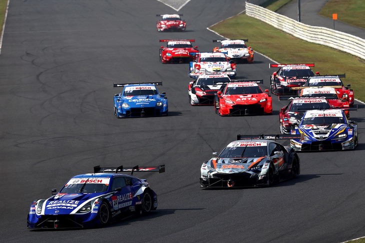 GT500クラスのスタートシーン。予選トップは、最終的に3位でレースを終えたNo.24 リアライズコーポレーション ADVAN Zだった。