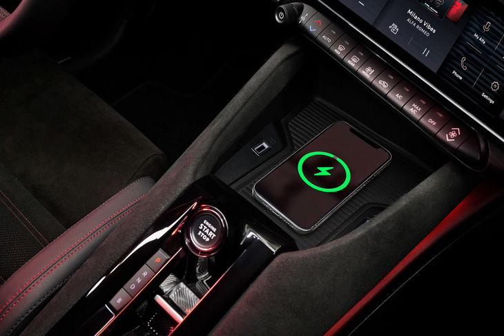 アルファ・ロメオ・ミラノ（ワイヤレスチャージャー）