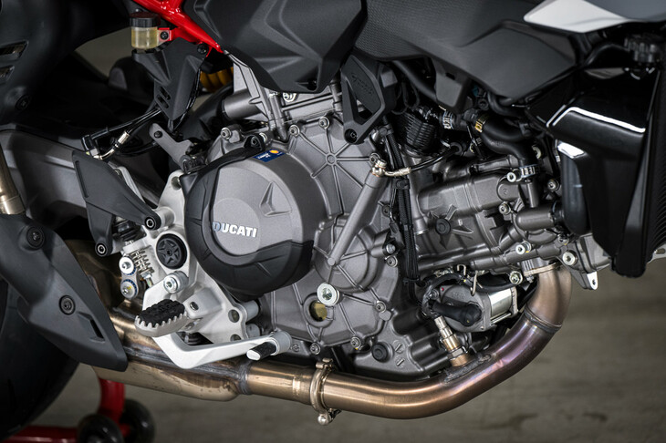 パワーユニットにはドゥカティのVツインモデルで順次導入が進んでいる、排気量890cc、挟み角90°のV型2気筒エンジンを採用。優れた出力特性に加え、単体で54.5kgという軽さも特徴として挙げられる。