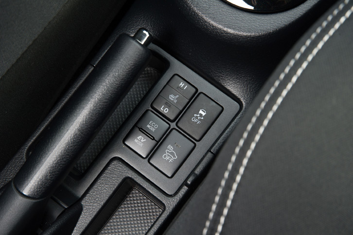 センターコンソールに備わる走行モード切り替えスイッチ。「日産ノートe-POWER」などとは異なり、電気のみで走る「EVモード」も用意されている。