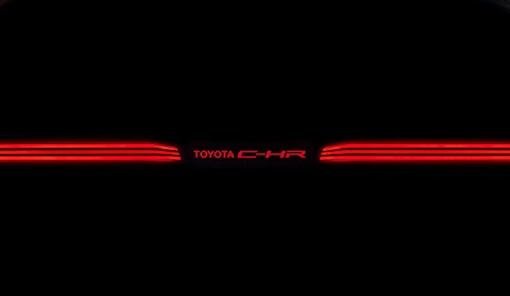 今回公表されたティザー画像でハッキリとわかるのは、リアのライティングとロゴマーク。中央に「TOYOTA C-HR」の文字が見える。