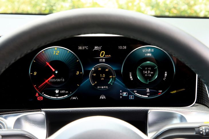 「ハイ、メルセデス」で起動する対話型インフォテインメントシステム「メルセデス・ベンツ ユーザーエクスペリエンス（MBUX）」を標準装備。エアコンやナビなどを会話のような発声で設定できる。