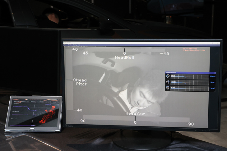 写真はドライバーモニタリングシステムの作動を説明する、デモ用コンピューターの画面。ドライバーの頭部が通常の位置から外れ、ペダルなどの操作もなくなったことから異常を検知している。